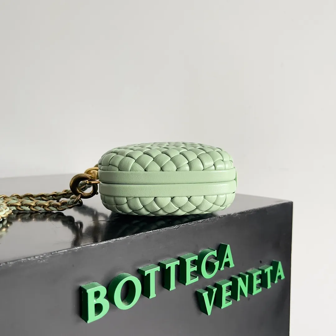 Batch 2260 BOTTEGA VENETA KNOT evening bag chain version for women is now on the market! Delicate and elegant, soft and powerful, this bag is definitely a representative of intellectual women. As an evergreen model of BV, the blessing of the chain is the icing on the cake. The classic weaving once again interprets the unique craftsmanship (the chain can be disassembled separately). Style number: 776662 Size: 19*11.5*5cm